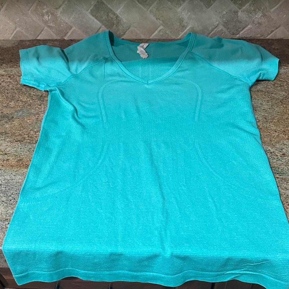 lululemon athletica jade green V-Neck Short Sleeve swiftly tee.